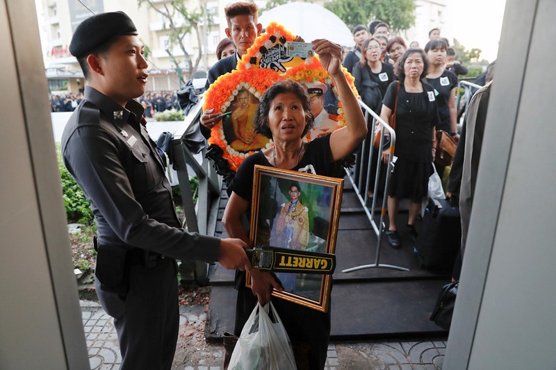 Bien nguoi nghen ngao tien biet Vua Bhumibol trong dam tang the ky-Hinh-9